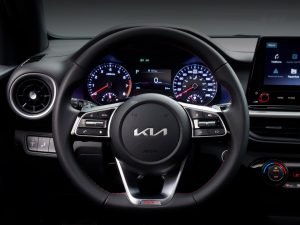 Kia Forte Sedán 2022 en México GT interiores volante con controles y paleta de cambios