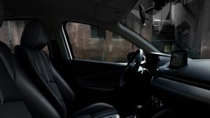Mazda 2 sedán 2022 México interior volante y asientos