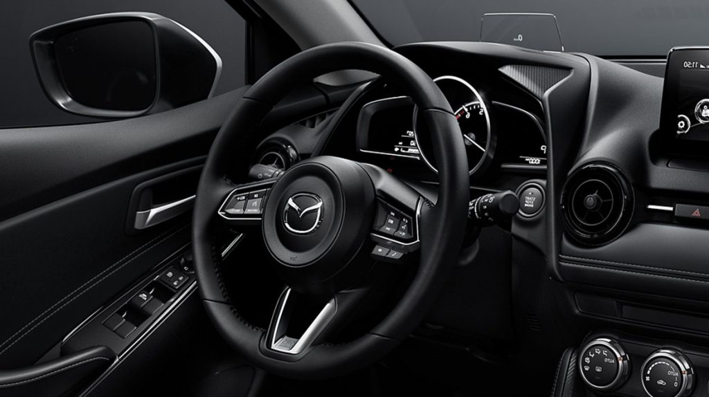 Mazda 2 2022 México interior volante con controles