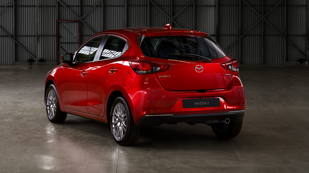 Mazda 2 hatchback 2022 México color rojo posterior faros