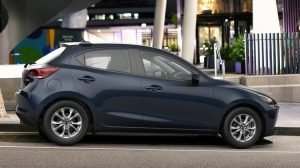 Mazda 2 hatchback 2022 México color azul lateral