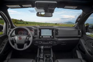 Nissan Frontier V6 PRO-4X 2022 en México interior volante pantalla touch