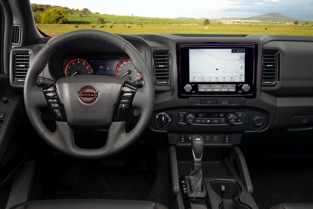 Nissan Frontier V6 PRO-4X 2022 en México interior volante, pantalla y tablero