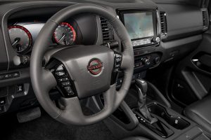 Nissan Frontier V6 PRO-4X 2022 en México interior volante, pantalla y palanca
