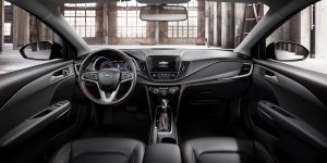 Chevrolet Cavalier RS Turbo 2022 interiores tablero, pantalla, volante y palanca