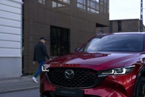 Mazda CX-5 2022 estacionado frente color rojo, parrilla