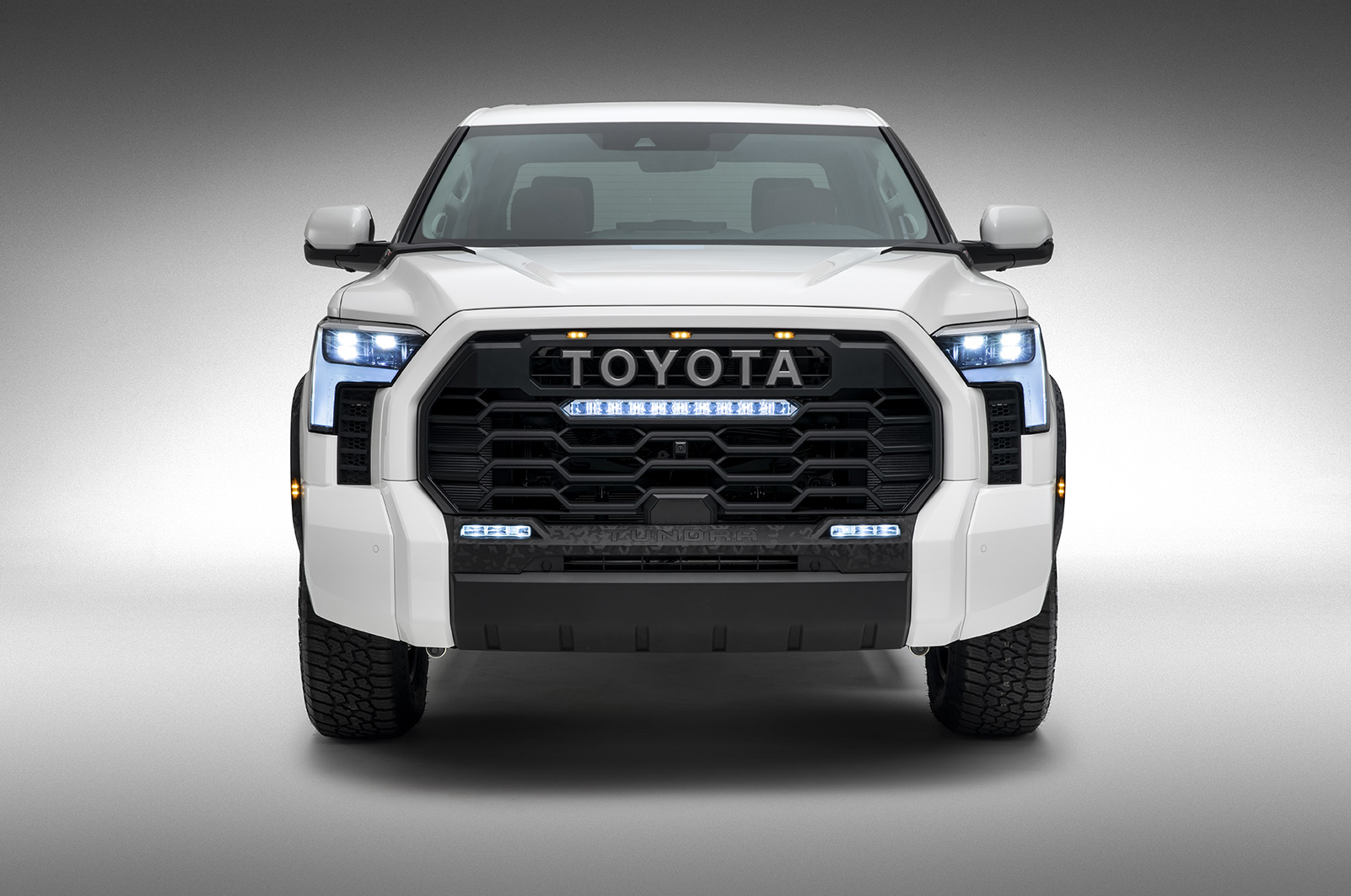 Toyota Tundra 2022 color blanco parrilla y faros LED