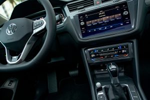 Volkswagen Tiguan 2022 en México - interior pantalla touch y palanca