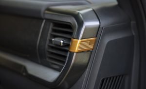 Ford Lobo Tremor 2021 México interior salidas de aire detalles en color oro