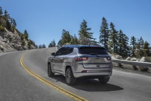 Jeep Compass 2022 color plata diseño exterior parte trasera