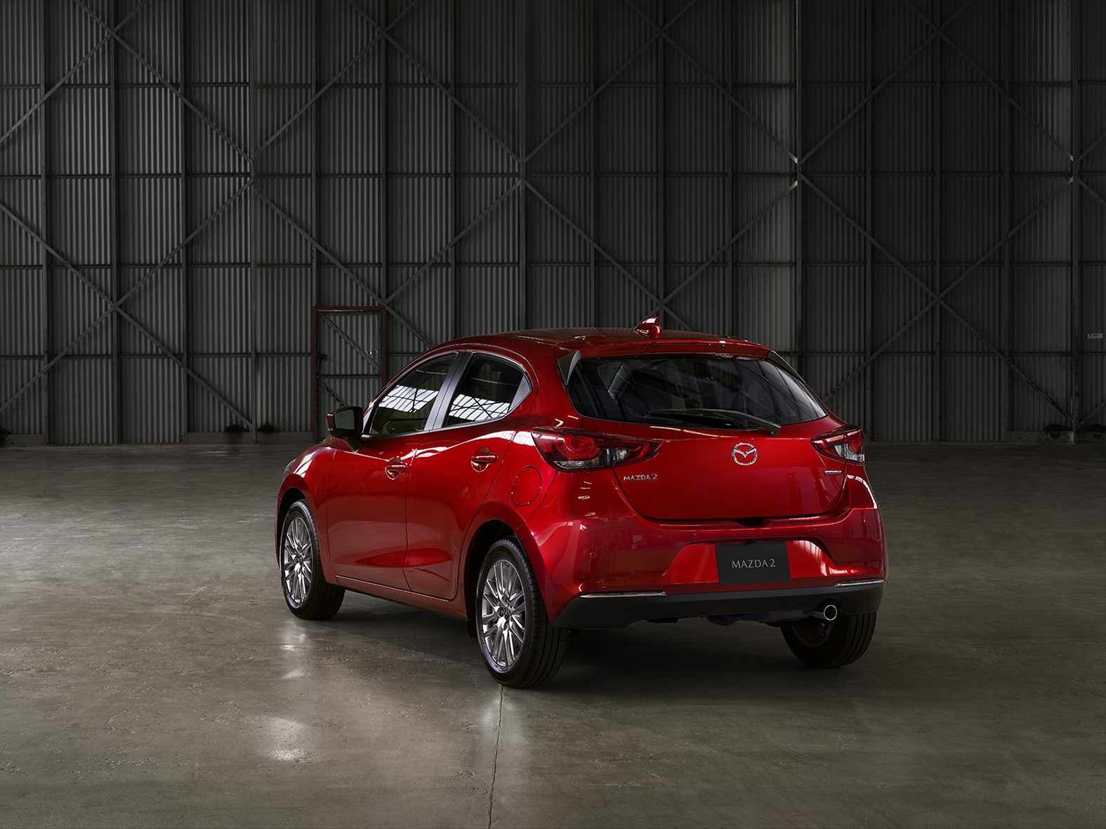 Mazda 2 hatchback 2022 híbrido en México color rojo