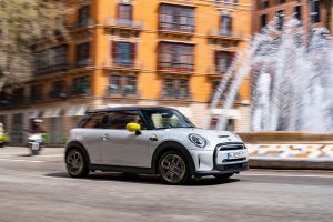 MINI Cooper SE 2022 México lateral en movimiento