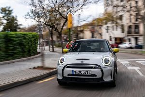 MINI Cooper SE 2022 México frente en movimiento