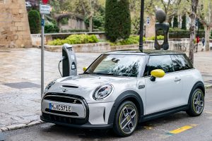 MINI Cooper SE 2022 México estacionado en carga eléctrica