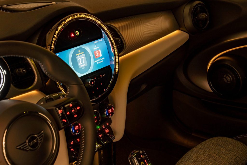 MINI Cooper SE 2022 México 100% eléctrico interior pantalla