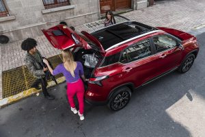 Chevrolet Groove 2022 en México abriendo cajuela