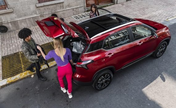 Chevrolet Groove 2022 en México abriendo cajuela