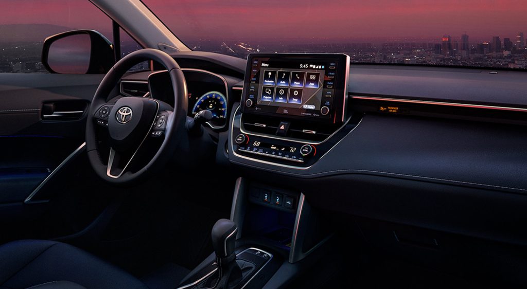 Toyota Corolla Cross en México - pantalla touch, palanca y volante