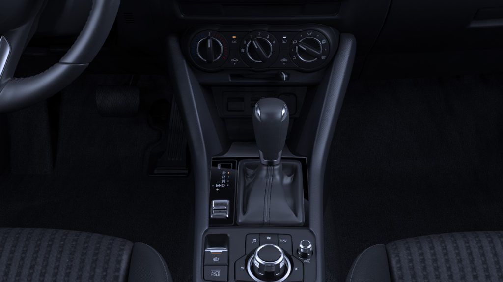Mazda CX-3 2022 en México interior palanca, consola central a detalle y aire acondicionado