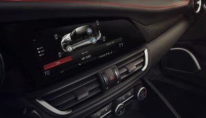 Alfa Romeo Giulia 2022 QV interior pantalla central