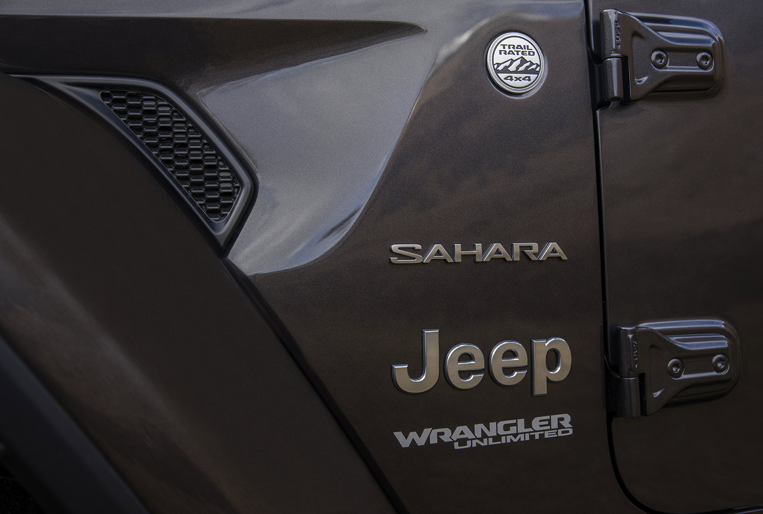 Jeep Wrangler Unlimited Sahara Night Eagle 2021 logotipo Sahara
