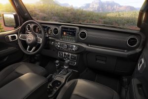 Jeep Wrangler Unlimited Sahara Night Eagle 2021 interiores volante pantalla