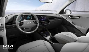 Kia Niro 2023 interior, volante, pantalla y asientos