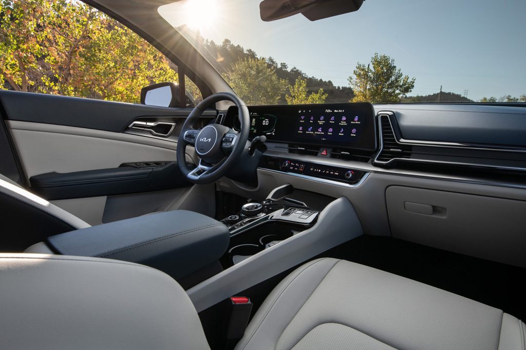 KIA Sportage Hybrid 2023 interior con pantalla touch