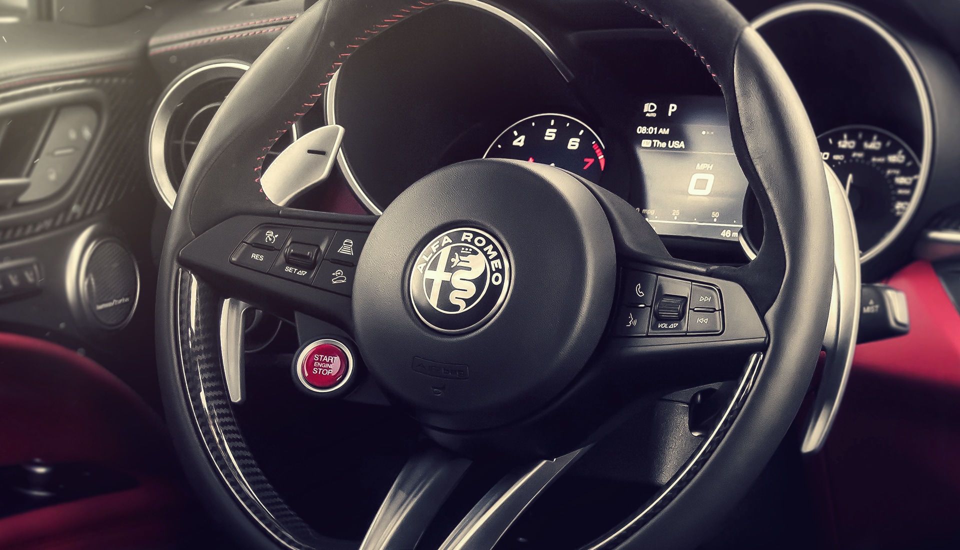 Alfa Romeo Stelvio 2022 QV volante con paletas de cambio y controles