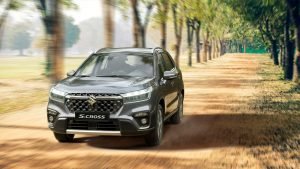 Suzuki S-Cross 2023 exterior frente color gris en campo