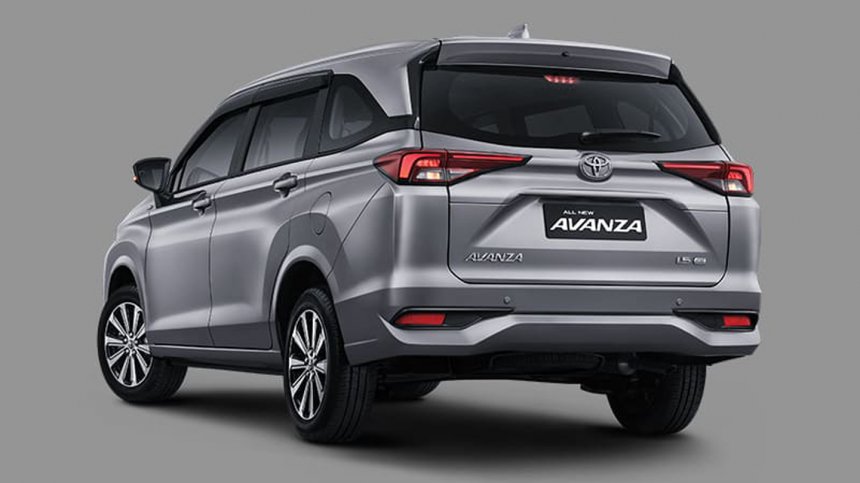 Toyota Avanza 2022 posterior color plata