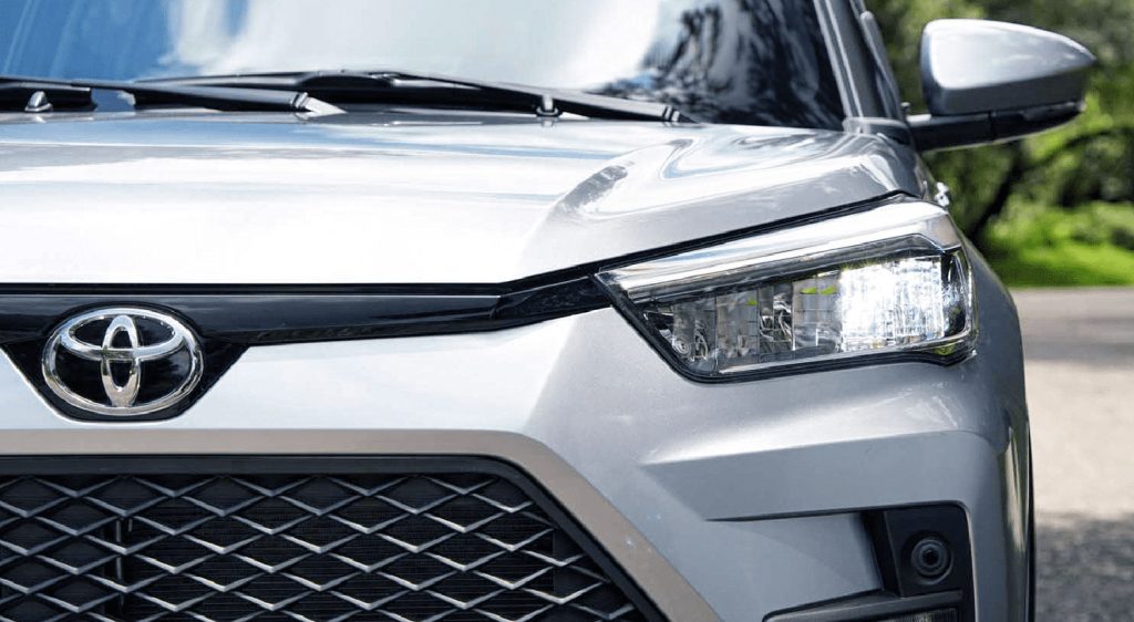 Toyota Raize 2022 en México frente faros LED automáticos