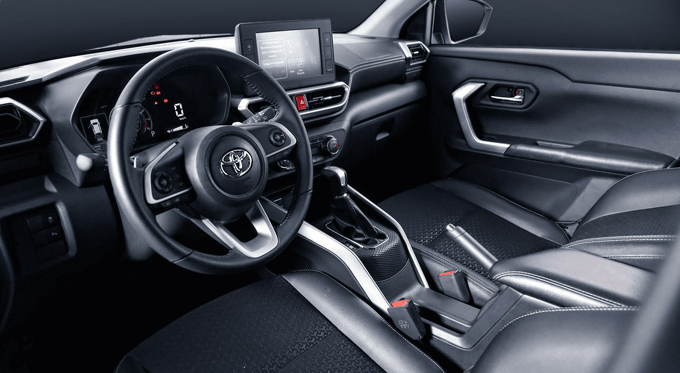 Toyota Raize 2022 en México interior volante y palanca forrados en piel, asientos de tela con piel