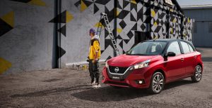 Nissan March 2022 en México color rojo con negro bitono