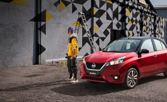 Nissan March 2022 en México color rojo con negro bitono