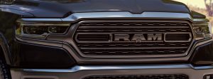 RAM 1500 2022 Night Edition exterior parrilla con emblema en color negro