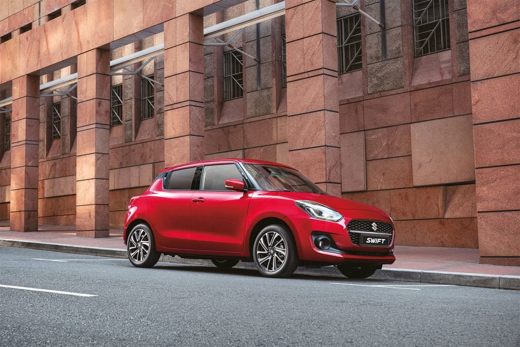 Suzuki Swift 2022 en México color rojo exterior estacionado