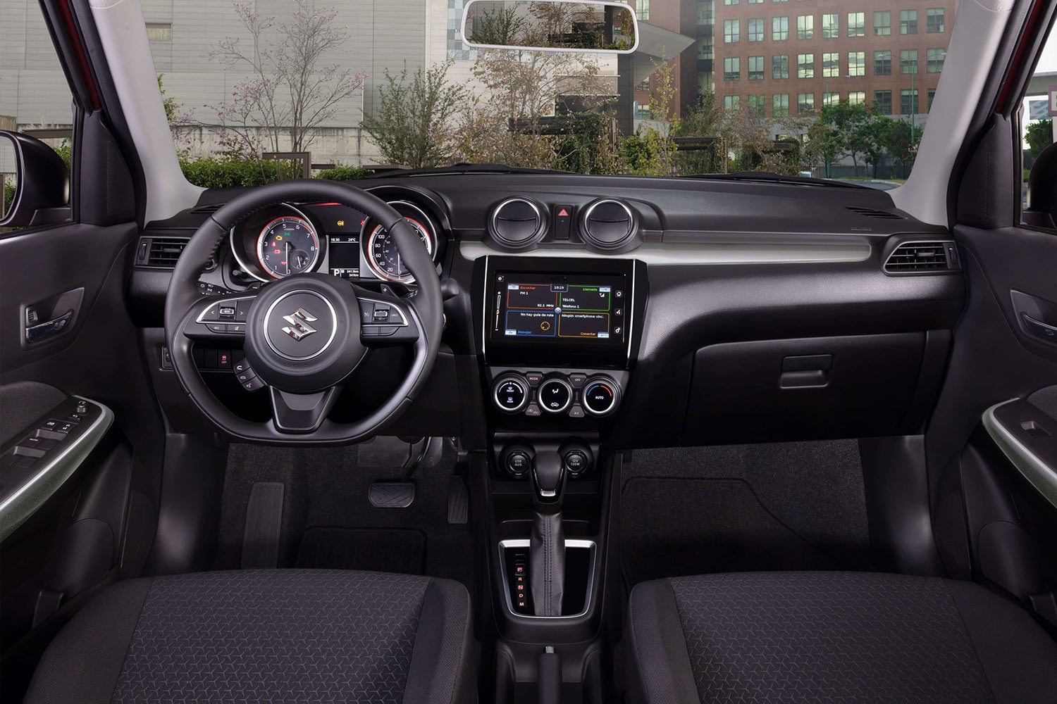 Suzuki Swift 2022 en México interiores con pantalla touch con Android Auto y controles en el volante