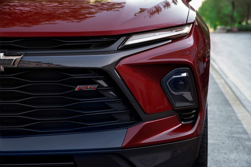 Chevrolet Blazer 2023 RS color rojo - nuevos faros frontales