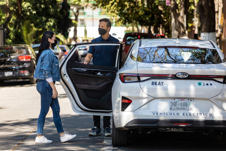 Beat Zero app de electromovilidad en calles de la Ciudad de México - usuario y chofer ingresando a la unidad