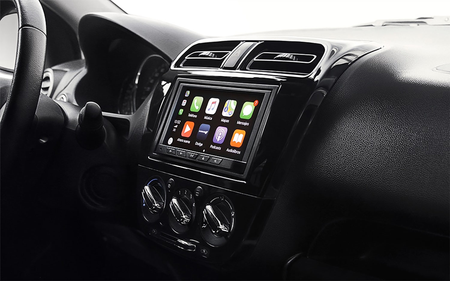 Dodge Attitude 2022 en México interiores con pantalla touch con Apple CarPlay