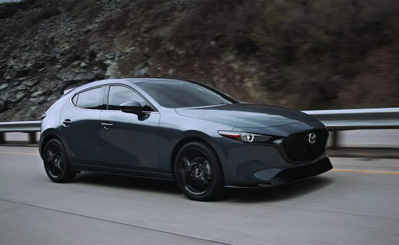Mazda 3 hatchback 2022 en México color gris en carretera