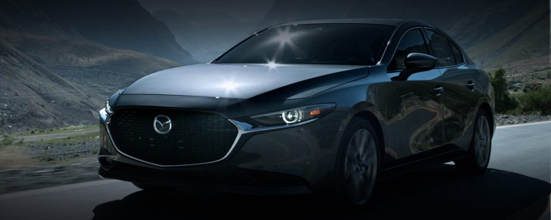 Mazda 3 sedán 2022 en México color gris en carretera