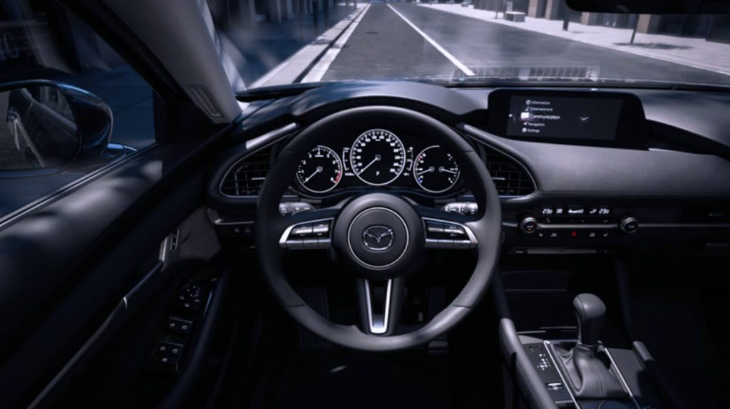 Mazda 3 sedán 2022 en México interior volante con controles
