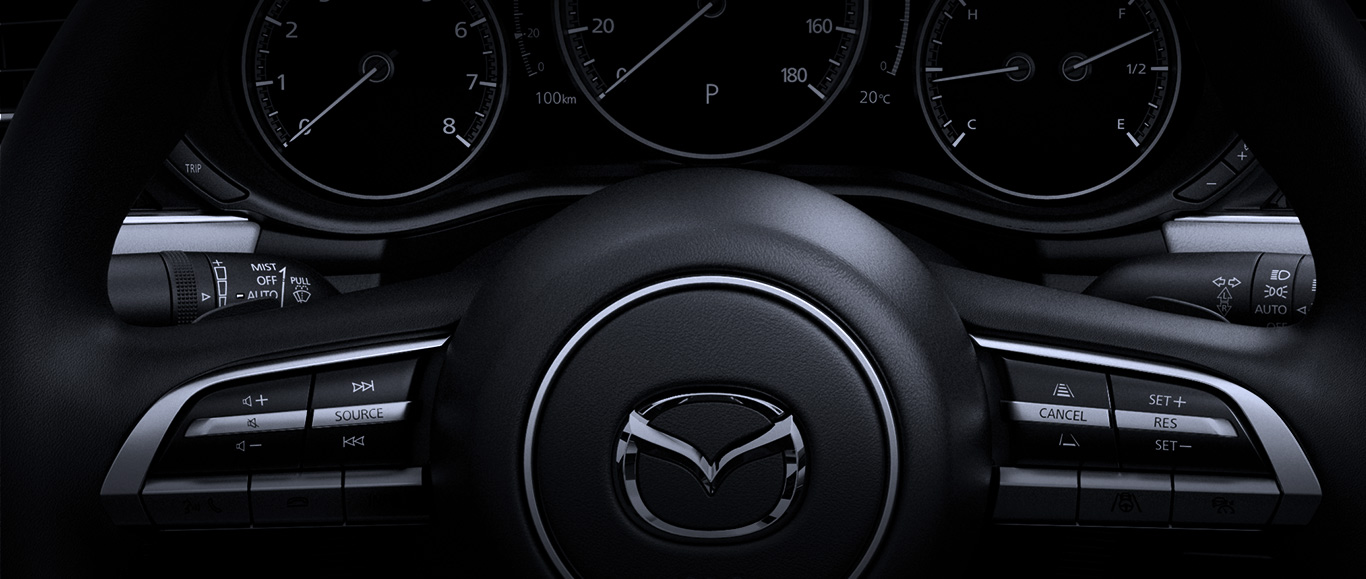 Mazda 3 sedán 2022 en México volante forrado emblema Mazda