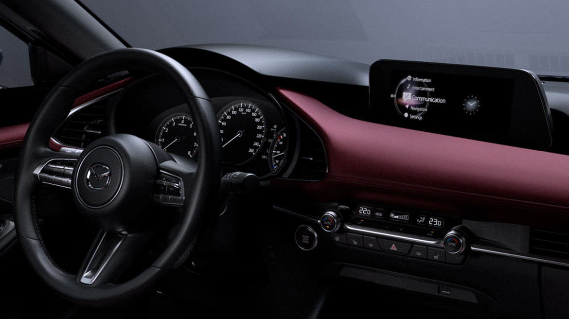 Mazda 3 hatchback 2022 interior, volante y pantalla de infoentretenimiento