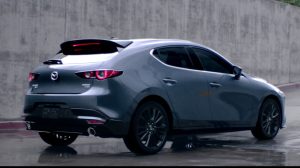 Mazda 3 hatchback 2022 en México color gris parte posterior