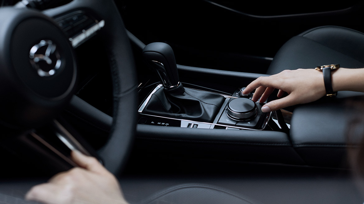 Mazda 3 hatchback 2022 en México interior consola centrar con mando y palanca