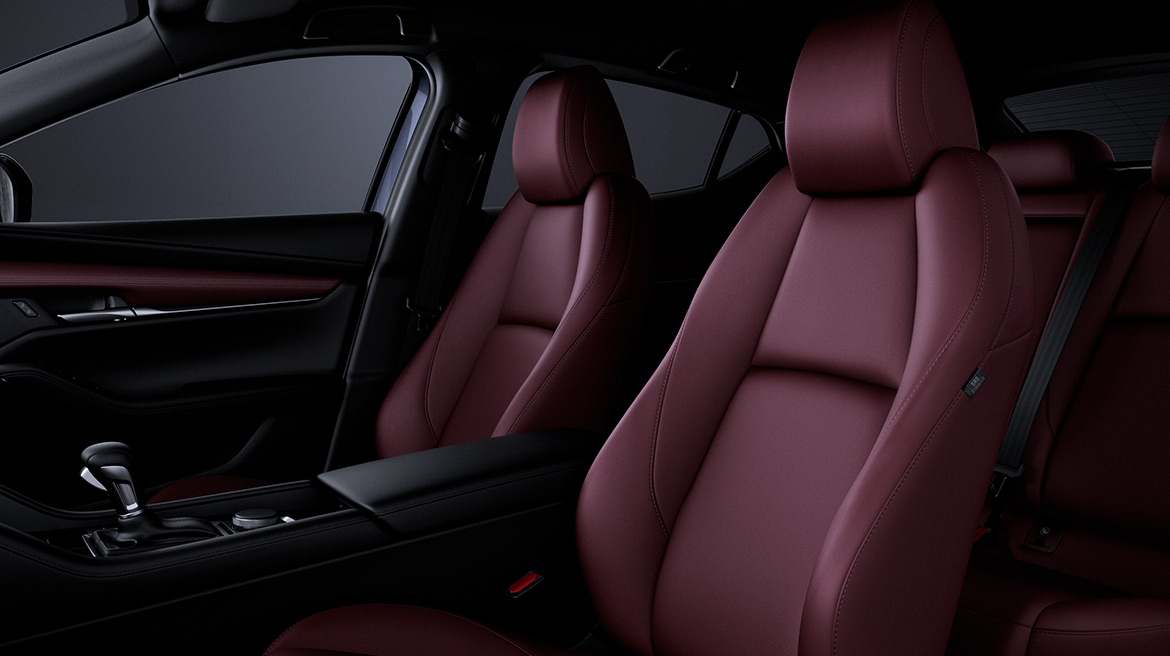 Mazda 3 hatchback 2022 en México interior asientos en piel color vino