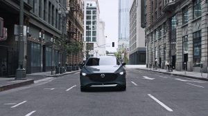 Mazda 3 hatchback 2022 en México frente faros LED con luces diurnas